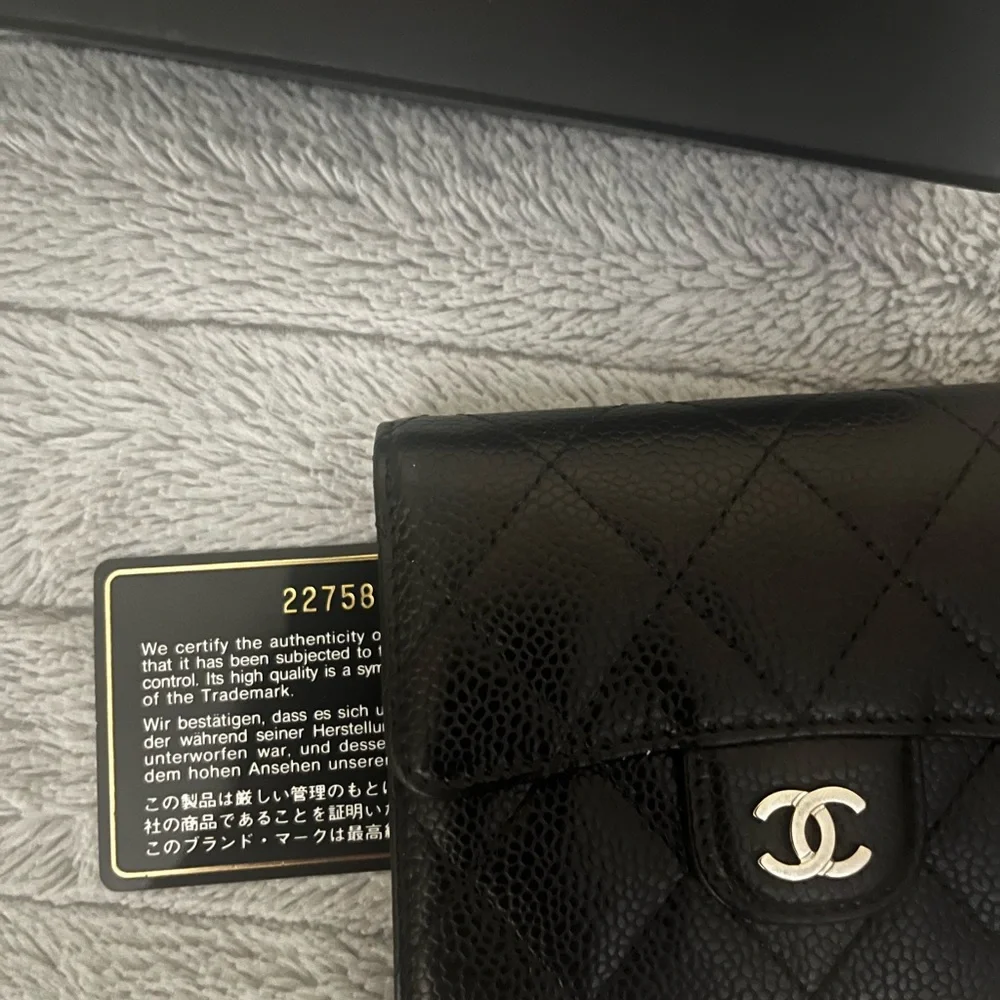 Chanel Caviar Classic Small Compact Flap Wallet - Picture 4 of 8